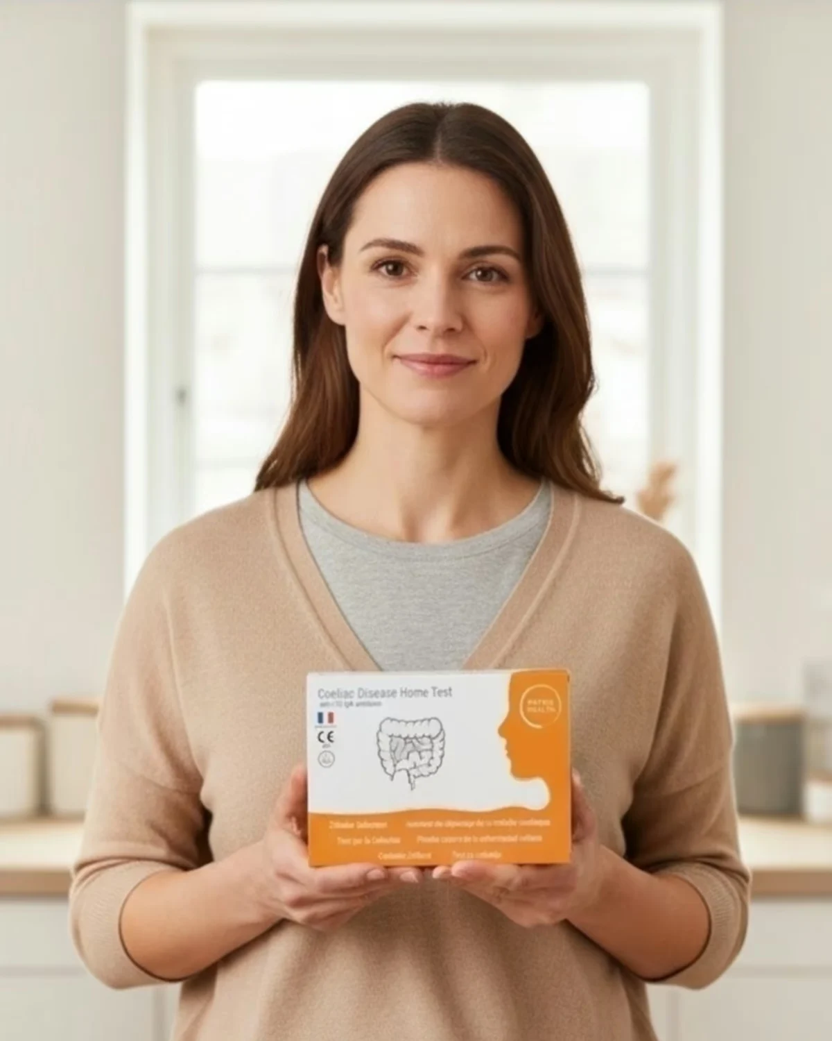 Femme tenant l’Autotest de dépistage de la maladie cœliaque Patris Health dans sa cuisine