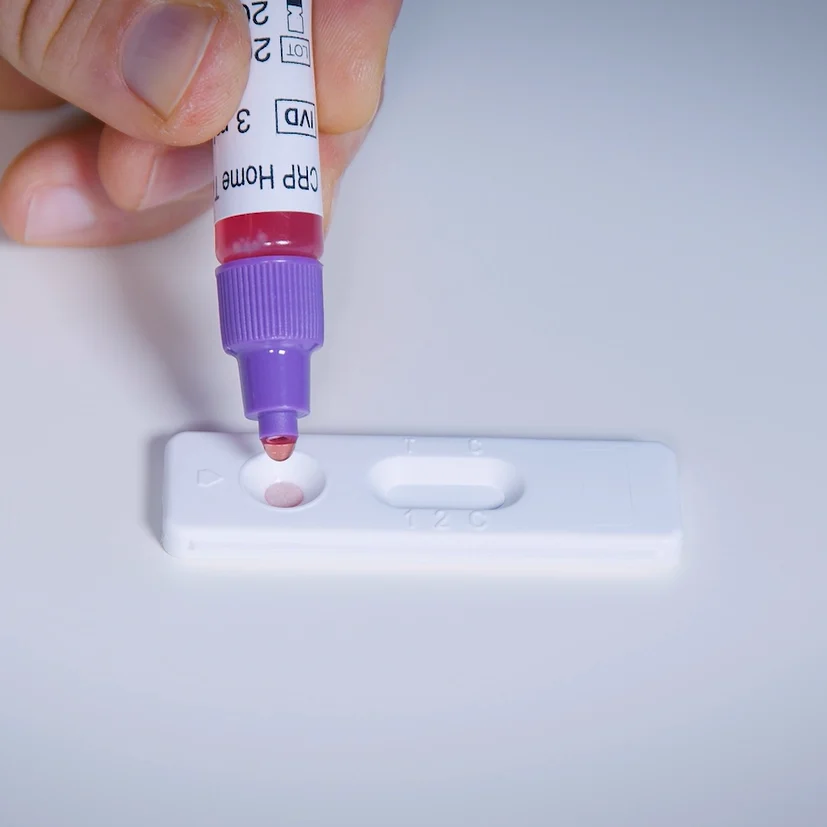 Autotest de la protéine C-réactive Patris Health – étape 4, ajout de quatre gouttes sur la cassette test