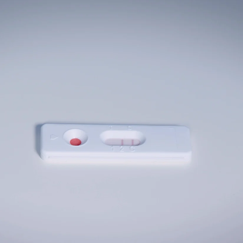 Autotest de la protéine C-réactive Patris Health – étape 5, cassette test affichant les lignes de résultat