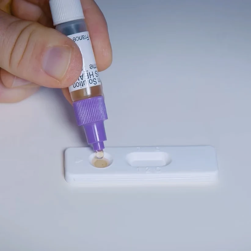 Autotest de calprotectine Patris Health – étape 3, ajout des gouttes d’échantillon extrait dans le puits échantillon de la cassette test