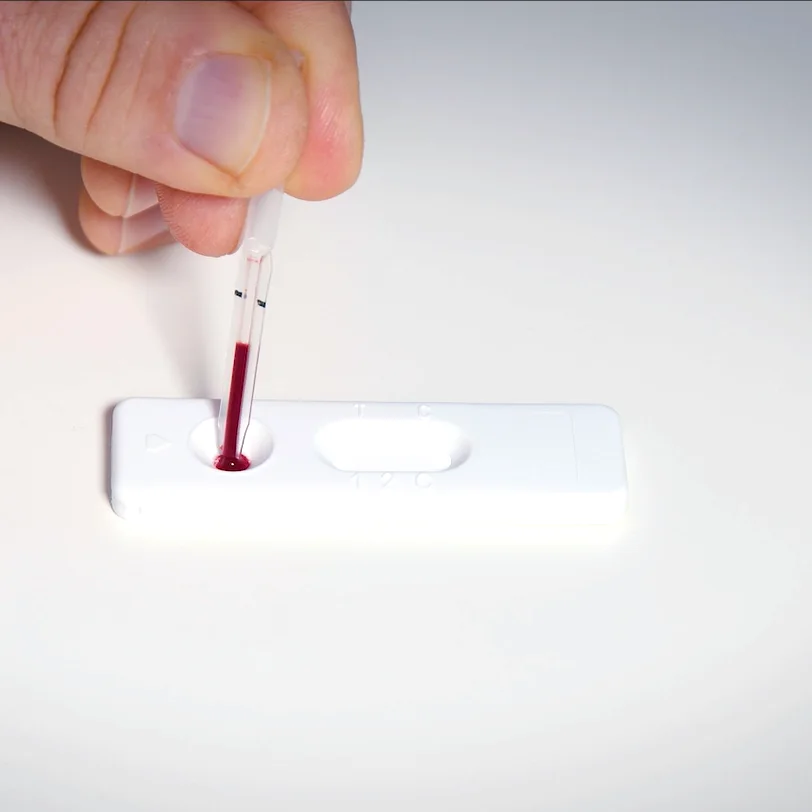 Autotest d’allergie Patris Health – étape 3, dépôt du sang de la pipette dans le puits échantillon