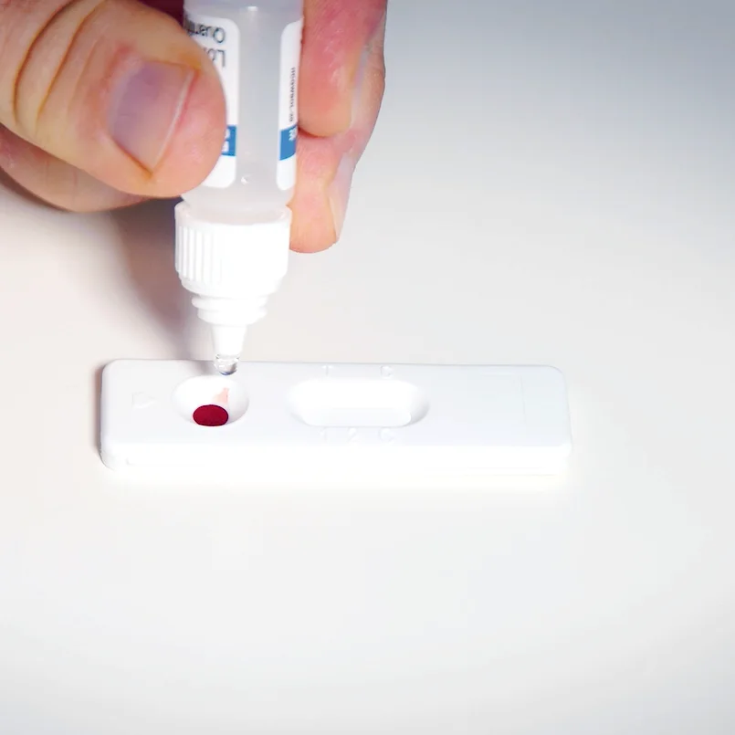 Autotest d’allergie Patris Health – étape 4, ajout de quatre gouttes de diluant dans le puits échantillon