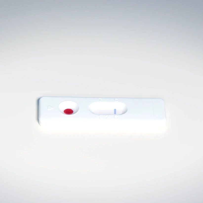 Autotest de la fonction hépatique Patris Health – étape 5, cassette test avec la ligne de contrôle bleue après le temps de lecture
