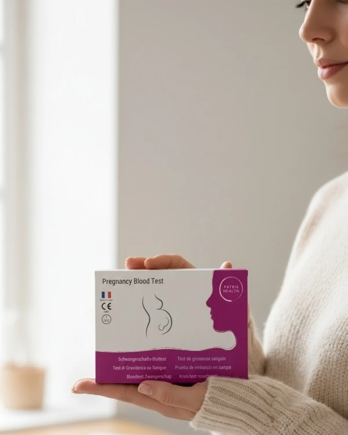 Femme tenant la boîte du Test de grossesse sanguin Patris Health