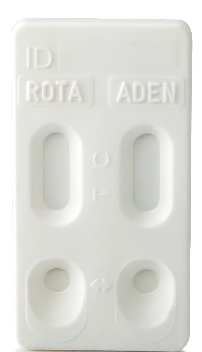 Cassette test de l’Autotest de rotavirus et adénovirus avec les fenêtres de lecture ROTA et ADEN et les deux puits échantillon